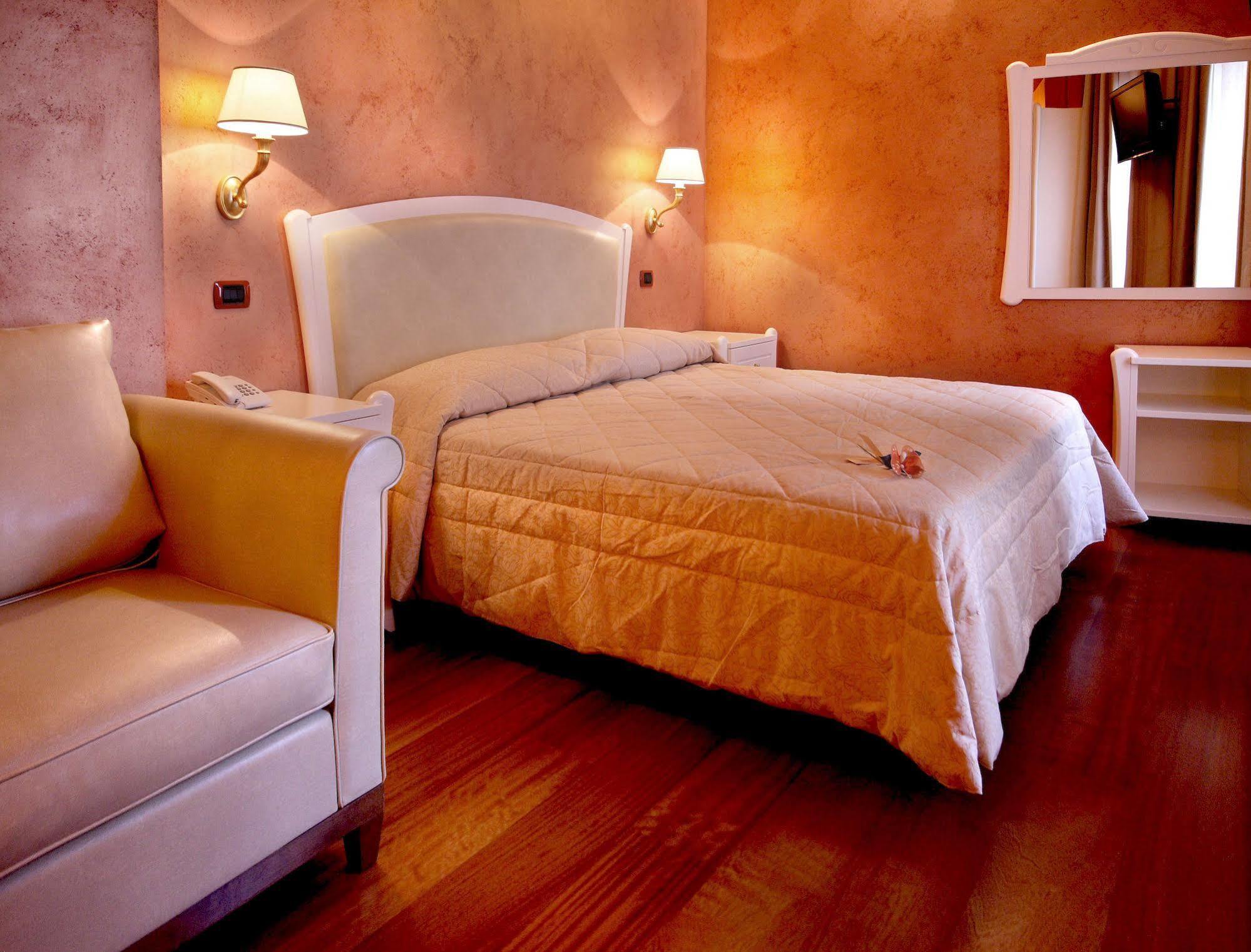 Hotel Rojan ซุลโมนา ภายนอก รูปภาพ