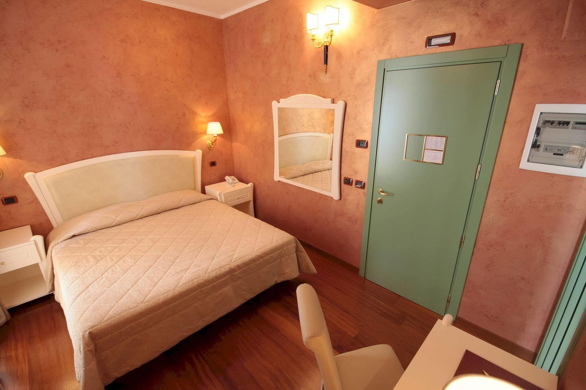 Hotel Rojan ซุลโมนา ภายนอก รูปภาพ