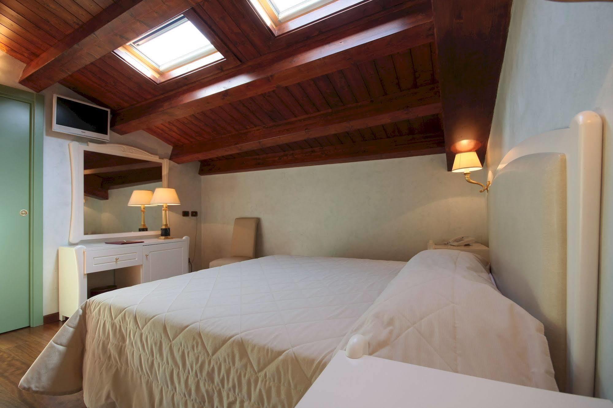 Hotel Rojan ซุลโมนา ภายนอก รูปภาพ