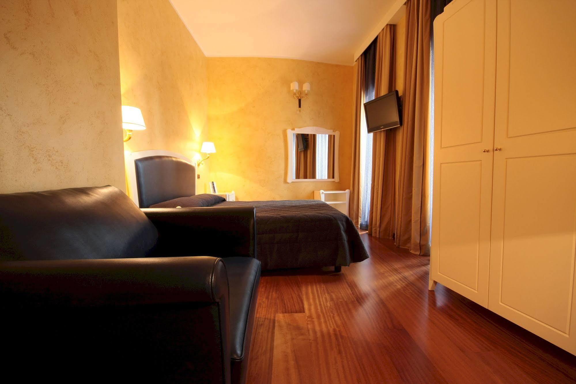 Hotel Rojan ซุลโมนา ภายนอก รูปภาพ