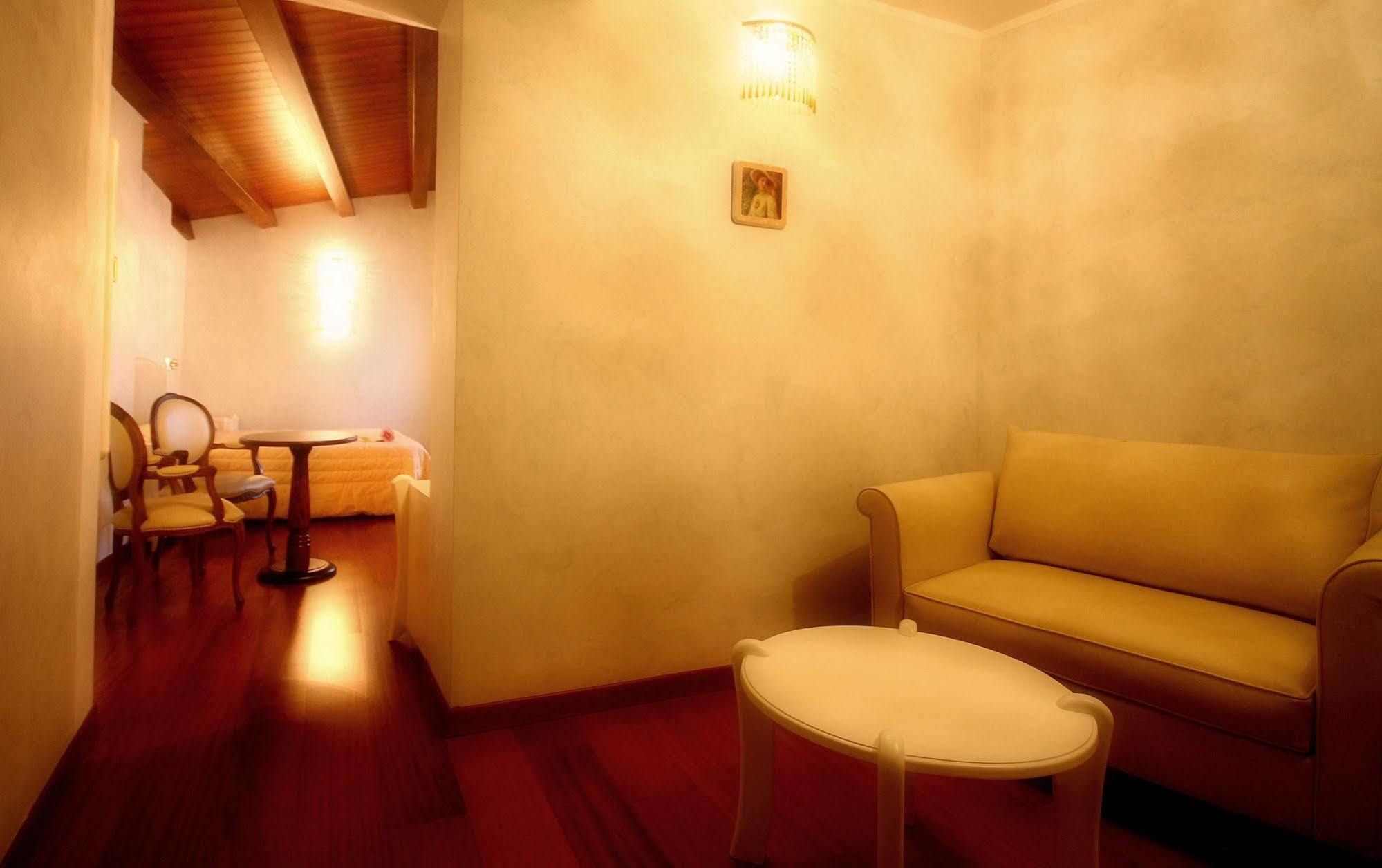 Hotel Rojan ซุลโมนา ภายนอก รูปภาพ