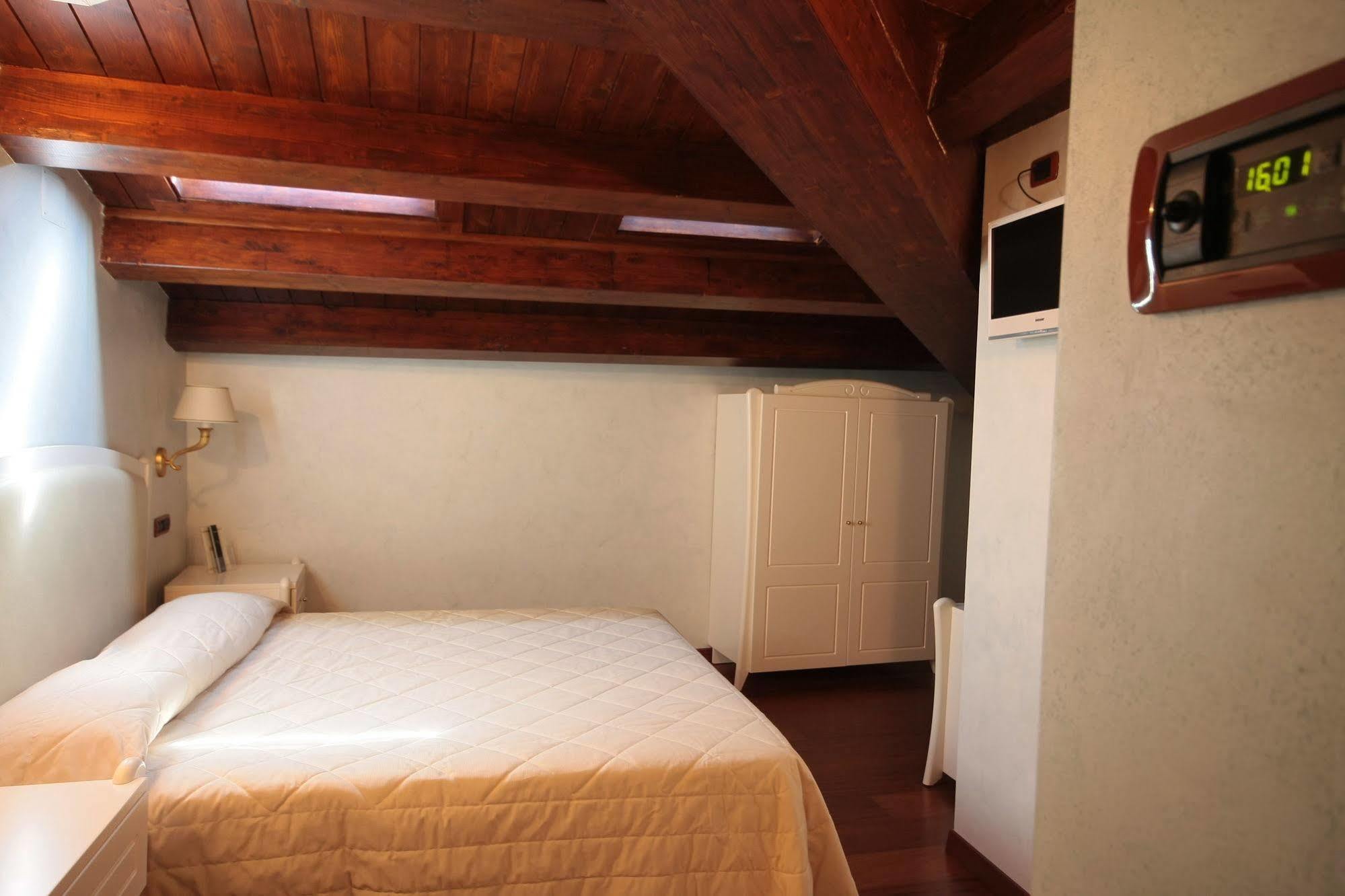 Hotel Rojan ซุลโมนา ภายนอก รูปภาพ